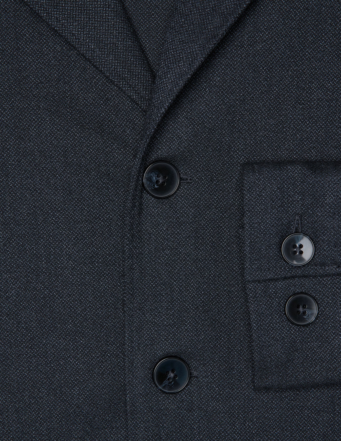 Atelier Overshirt Dark Navy: en overshirt med struktur, udskåret krave, knaplukning foran og manchetter med to knapper.